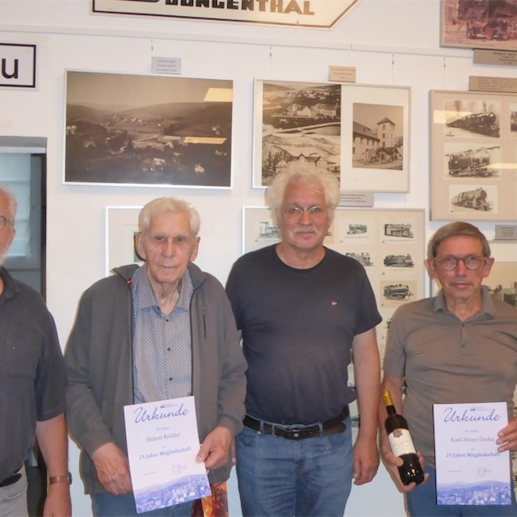 JHV des Kirchener Heimatvereins am 1.07.2022 v.li. Hubertus Hensel, Jubilar Hubert Rötter, Dr. Johannes Pfeifer, Jubilar Karl-Heinz Dorka, Klemens Kipping